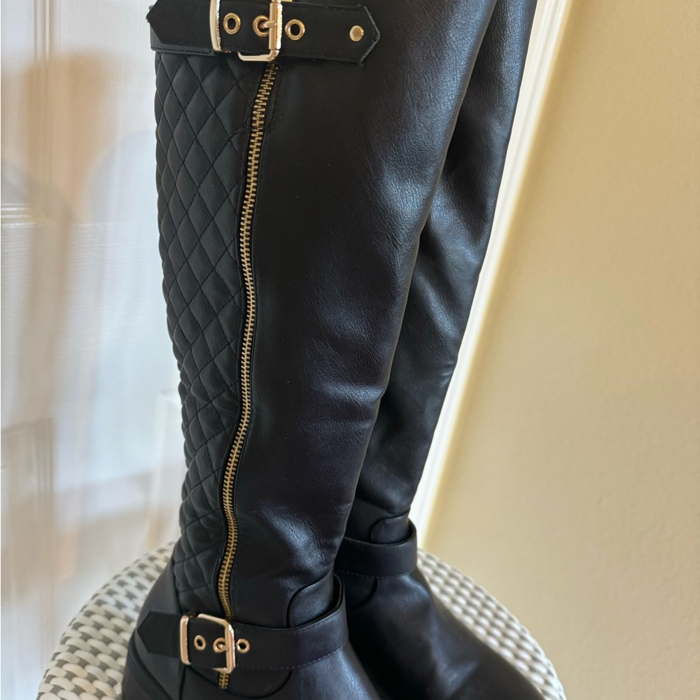 Comfortable classic black boot with gold hardware sz 7.5 - Picture 2 of 16